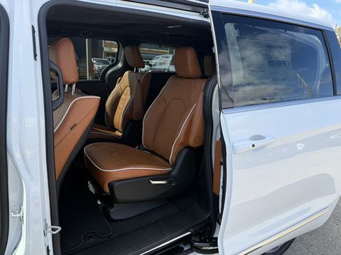 New 2026 Chrysler Pacifica Pinnacle image 23