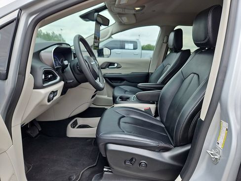 Used 2024 Chrysler Pacifica Touring-L FWD image 13