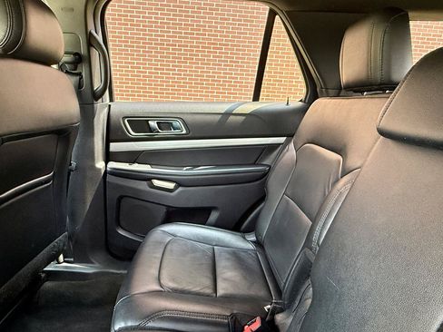 Used 2017 Ford Explorer XLT w/ Equipment Group 202A AWD/4WD image 30