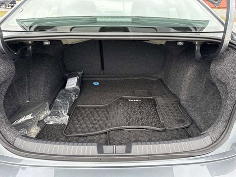 Used 2025 Volkswagen Jetta SE w/ Sunroof Package image 21