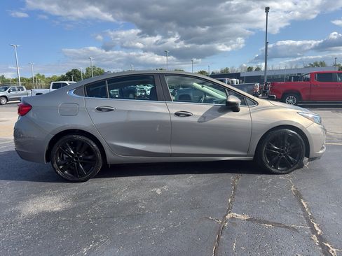 Certified 2018 Chevrolet Cruze LT w/ Convenience Package FWD image 4