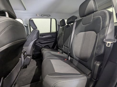 Used 2023 Jeep Grand Cherokee Laredo image 12