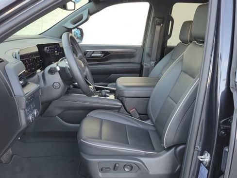 Used 2025 Chevrolet Suburban Premier image 11