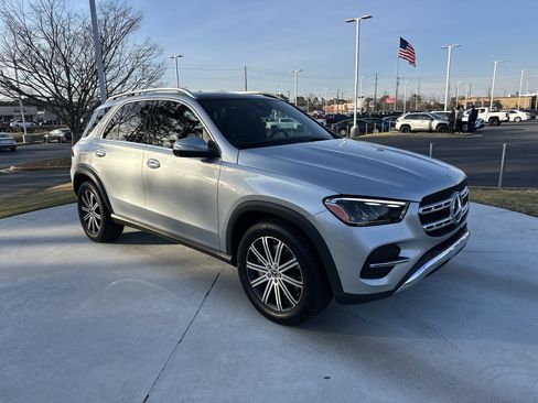 Used 2025 Mercedes-Benz GLE 450e 4MATIC image 2