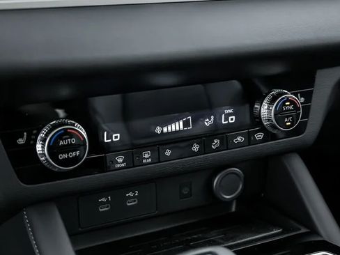 Used 2025 Mitsubishi Outlander AWD image 10