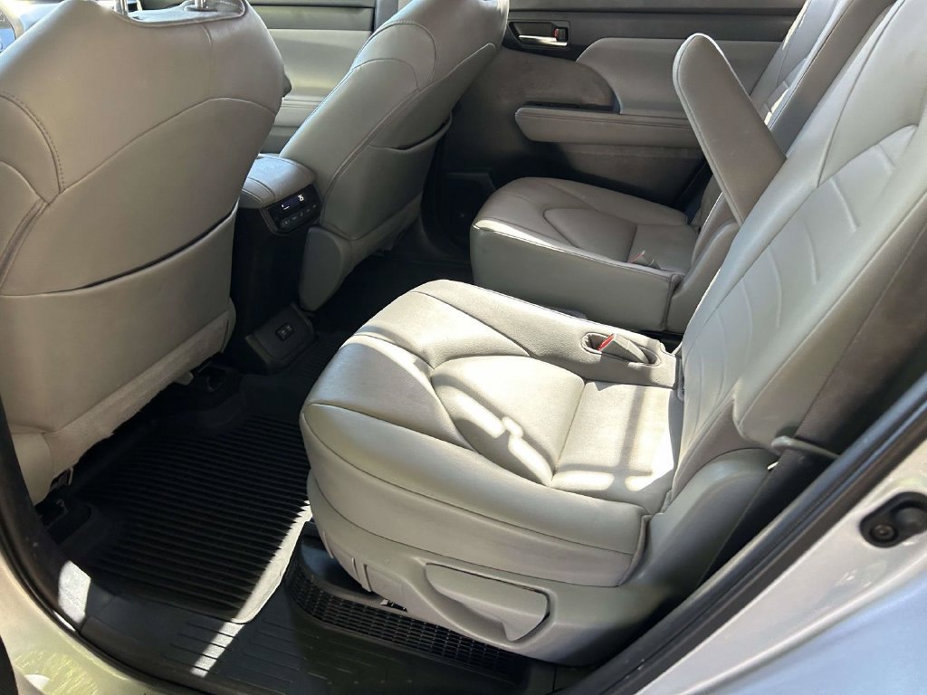 Used 2020 Toyota Highlander XLE AWD/4WD image 9