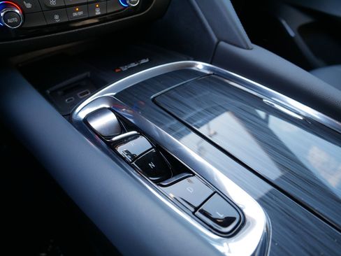 Used 2023 Buick Enclave Essence image 24