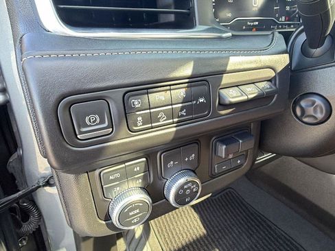 Used 2023 GMC Yukon Denali Ultimate image 18