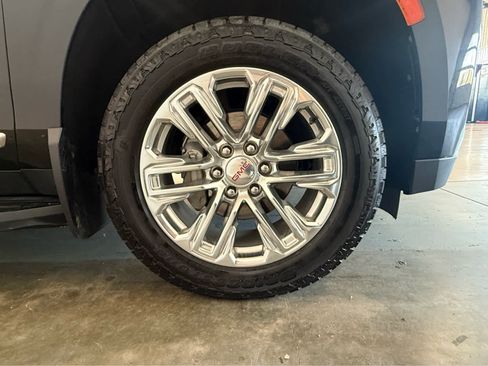 Used 2023 GMC Yukon XL SLT AWD/4WD image 11