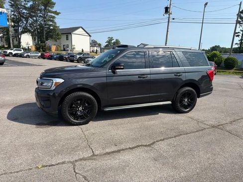 Used 2023 Ford Expedition XLT RWD image 2