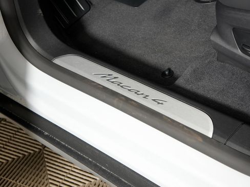 New 2026 Porsche Macan 4 Electric image 18