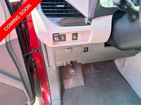 Used 2017 Toyota Sienna XLE FWD image 23