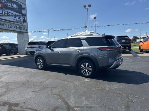 Used 2025 Nissan Pathfinder SL FWD image 3
