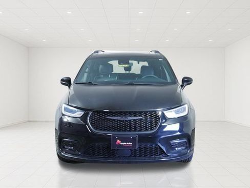 Used 2025 Chrysler Pacifica Limited FWD image 2