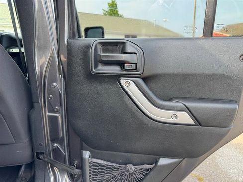 Used 2017 Jeep Wrangler Unlimited Sahara w/ Connectivity Group image 15