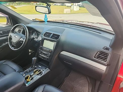 Used 2017 Ford Explorer XLT w/ Equipment Group 202A AWD/4WD image 37