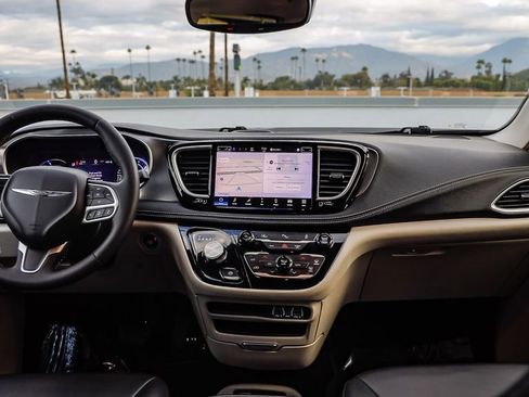 Certified 2024 Chrysler Pacifica Select image 13