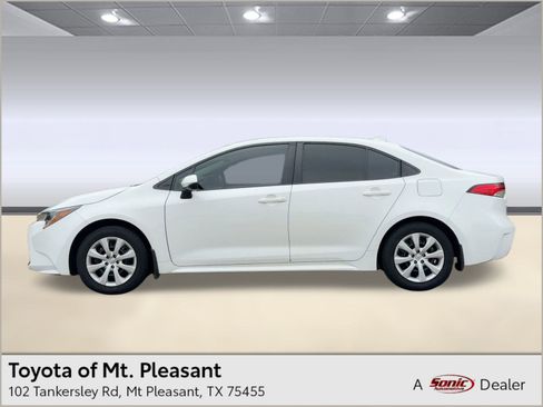 Used 2022 Toyota Corolla LE image 1