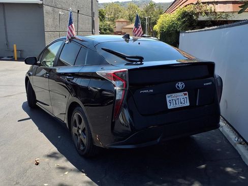 Used 2016 Toyota Prius Three Touring w/ Preferred Accessory Package FWD image 5