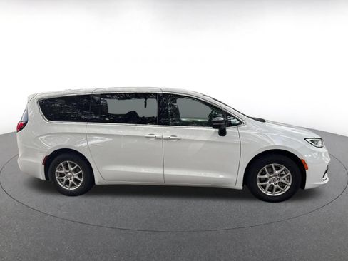 Used 2024 Chrysler Pacifica Touring-L FWD image 9