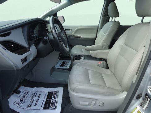 Used 2015 Toyota Sienna XLE Premium AWD/4WD image 23