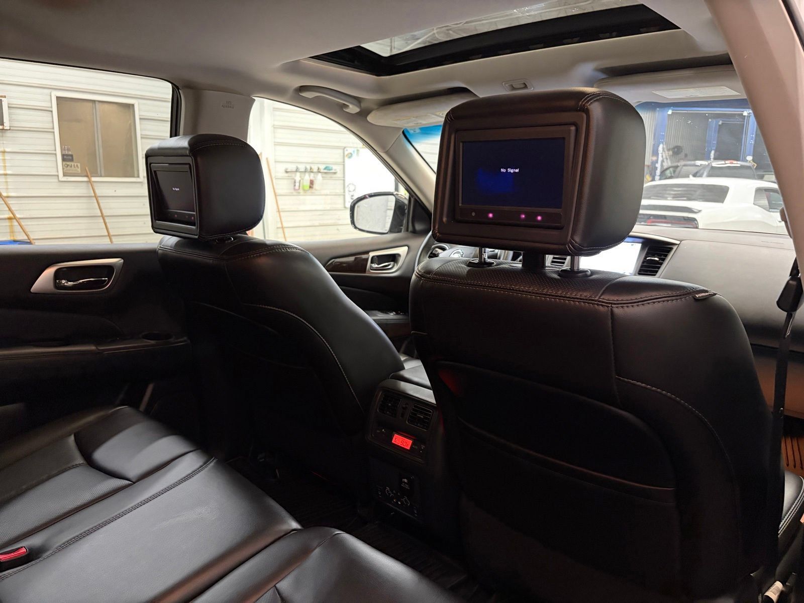 Used 2014 Nissan Pathfinder Platinum w/ Platinum Premium Package AWD/4WD image 32