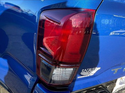 Used 2018 Toyota Tacoma TRD Sport image 31