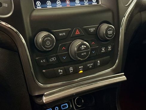 Used 2018 Jeep Grand Cherokee Laredo image 31