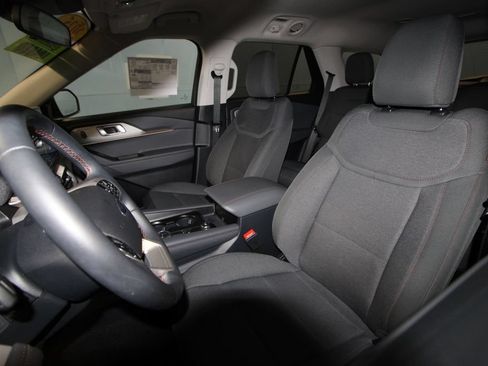 Used 2025 Ford Explorer Active AWD/4WD image 4