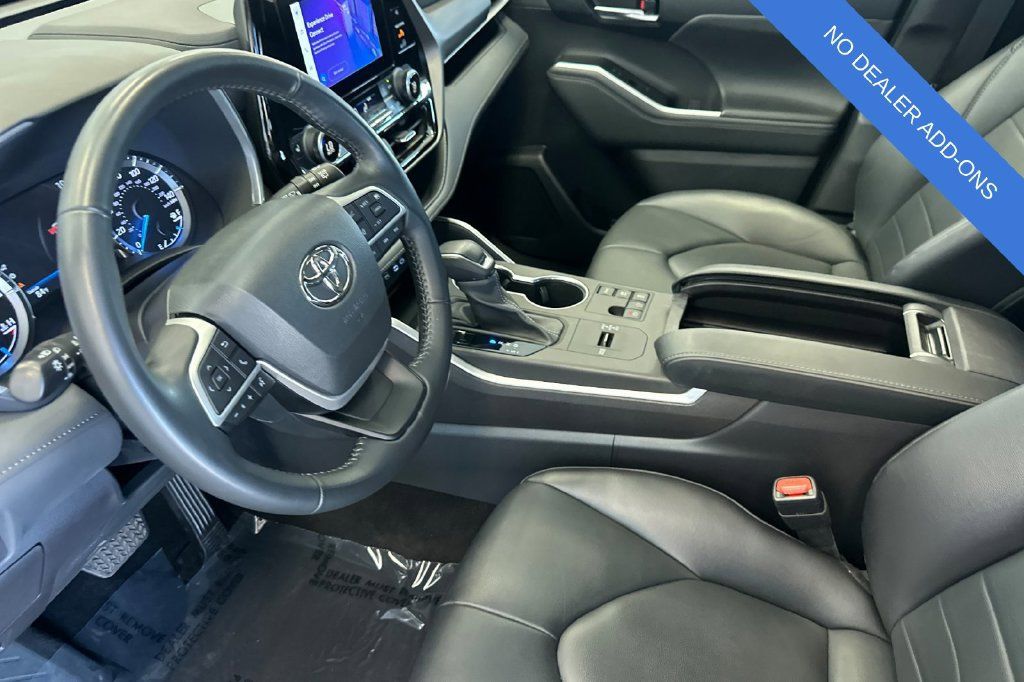 Used 2023 Toyota Highlander XLE AWD/4WD image 10