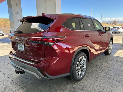 New 2026 Toyota Highlander Platinum image 7