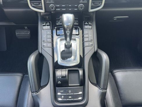 Used 2018 Porsche Cayenne Platinum Edition w/ Premium Package Plus AWD/4WD image 39
