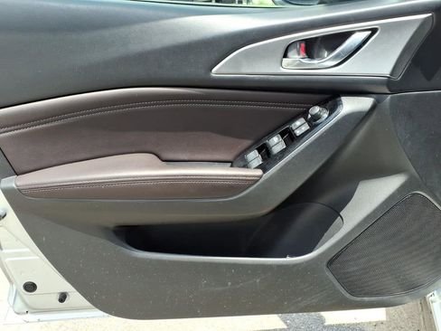 Used 2018 MAZDA MAZDA3 Touring FWD image 17