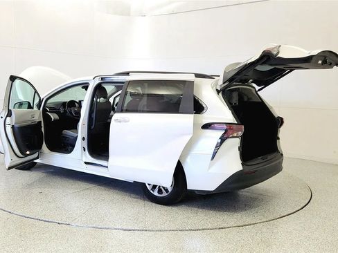 Used 2025 Toyota Sienna XLE FWD image 6