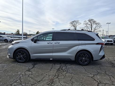 Certified 2024 Toyota Sienna XSE image 4