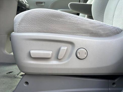 Used 2013 Toyota Sienna LE w/ Towing Pkg FWD image 11