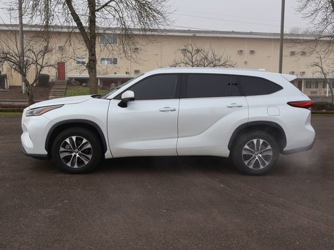 Used 2022 Toyota Highlander XLE image 3