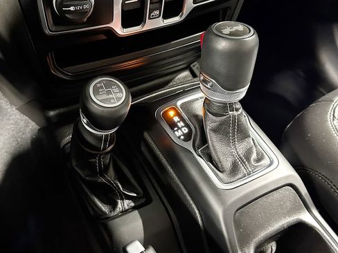 Used 2022 Jeep Wrangler Unlimited Sahara AWD/4WD image 18