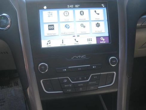 Used 2019 Ford Fusion SE image 19