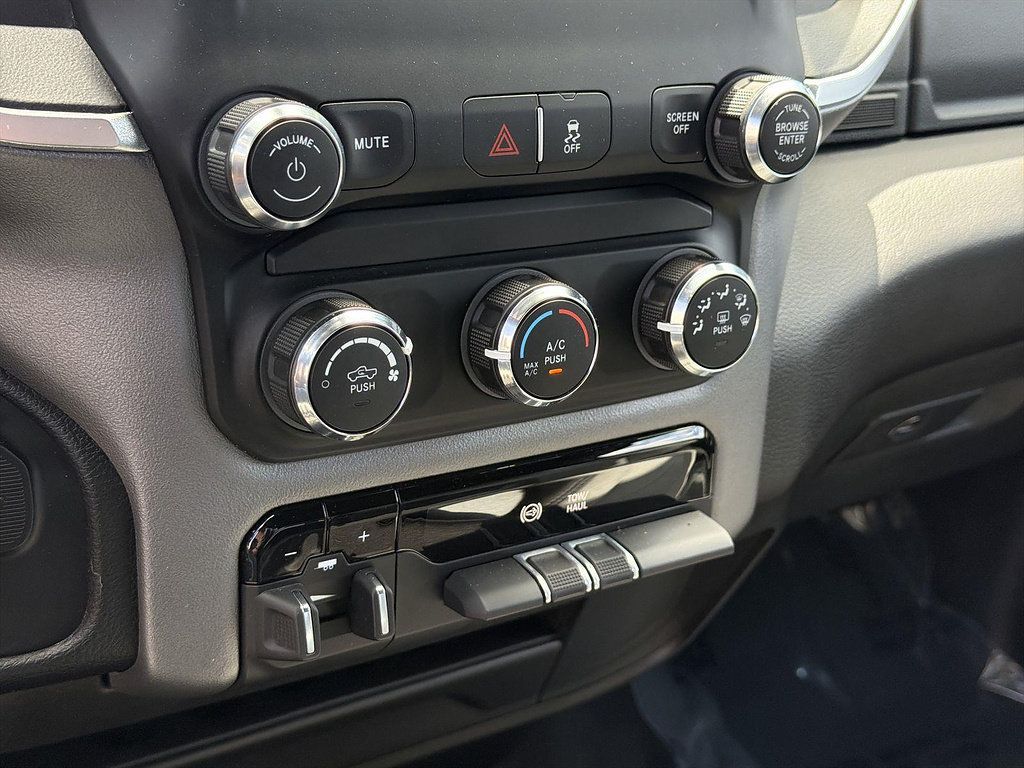 Used 2024 RAM 3500 Big Horn AWD/4WD image 38