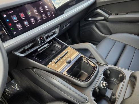 Used 2025 Porsche Cayenne image 17