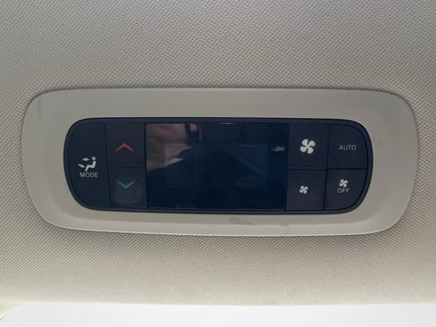 Used 2023 Chrysler Pacifica Touring-L FWD image 18