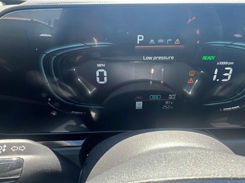 Used 2025 Kia Niro EX Touring image 18