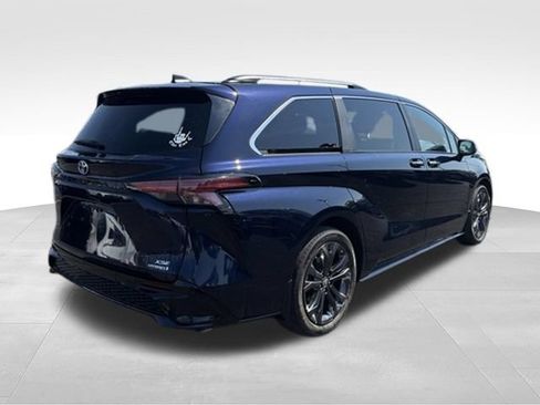Used 2024 Toyota Sienna XSE FWD image 4