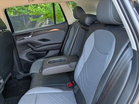 Used 2025 Volkswagen Tiguan SE AWD/4WD image 23