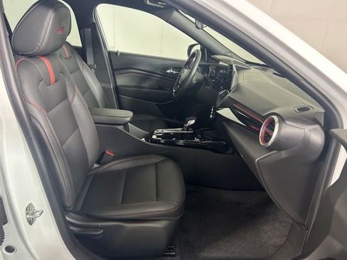 Used 2025 Chevrolet Trax RS w/ Sunroof Package FWD image 28