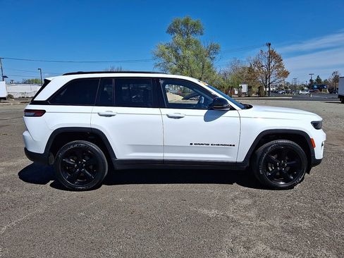 Used 2023 Jeep Grand Cherokee Altitude image 13