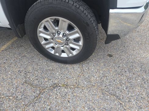 Used 2024 Chevrolet Silverado 2500 LT AWD/4WD image 16