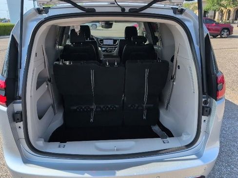 Used 2024 Chrysler Pacifica Touring-L FWD image 17