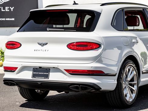 Used 2023 Bentley Bentayga Extended Wheelbase AWD/4WD image 11